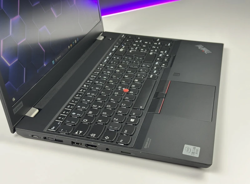Lenovo ThinkPad P15s Gen 1 - i7-10610U, 15.6" FHD, Quadro P520. Mobilny laptop z LTE do pracy w terenie, łączący wydajność i mobilność.