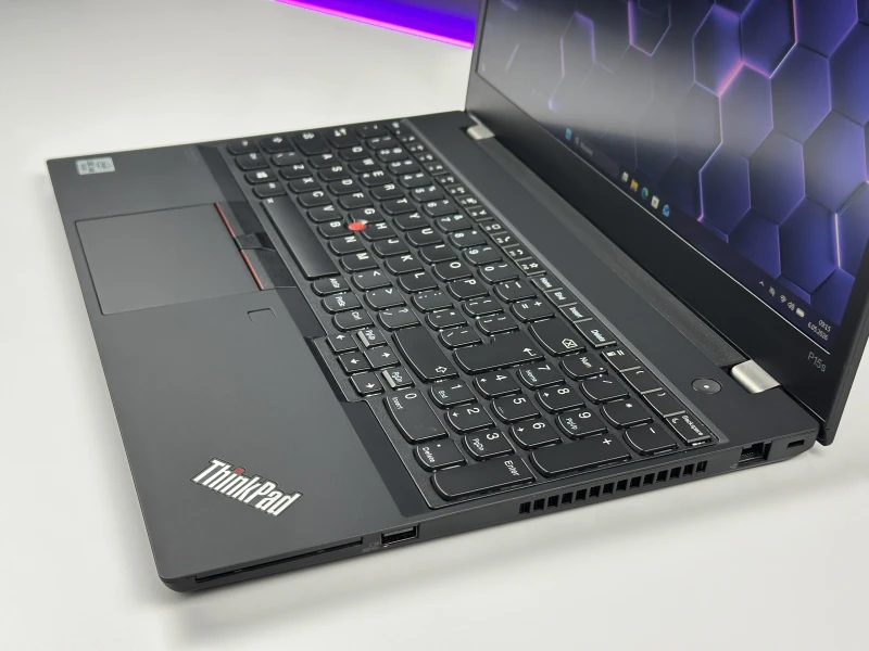 Lenovo ThinkPad P15s Gen 1 - i7-10610U, 15.6" FHD, Quadro P520. Mobilny laptop z LTE do pracy w terenie, łączący wydajność i mobilność.
