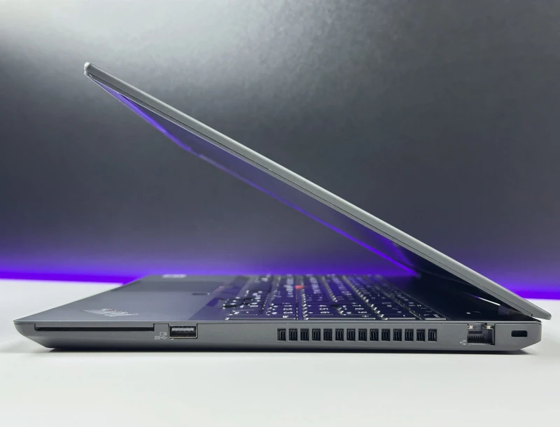 Lenovo ThinkPad P15s Gen 1 - i7-10610U, 15.6" FHD, Quadro P520. Mobilny laptop z LTE do pracy w terenie, łączący wydajność i mobilność.