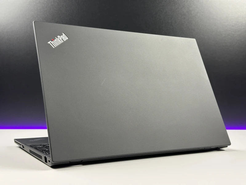 Lenovo ThinkPad P15s Gen 1 - i7-10610U, 15.6" FHD, Quadro P520. Mobilny laptop z LTE do pracy w terenie, łączący wydajność i mobilność.