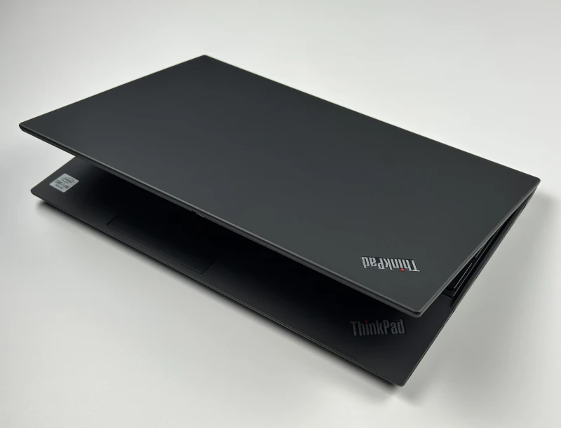 Lenovo ThinkPad P15s Gen 1 - i7-10610U, 15.6" FHD, Quadro P520. Mobilny laptop z LTE do pracy w terenie, łączący wydajność i mobilność.