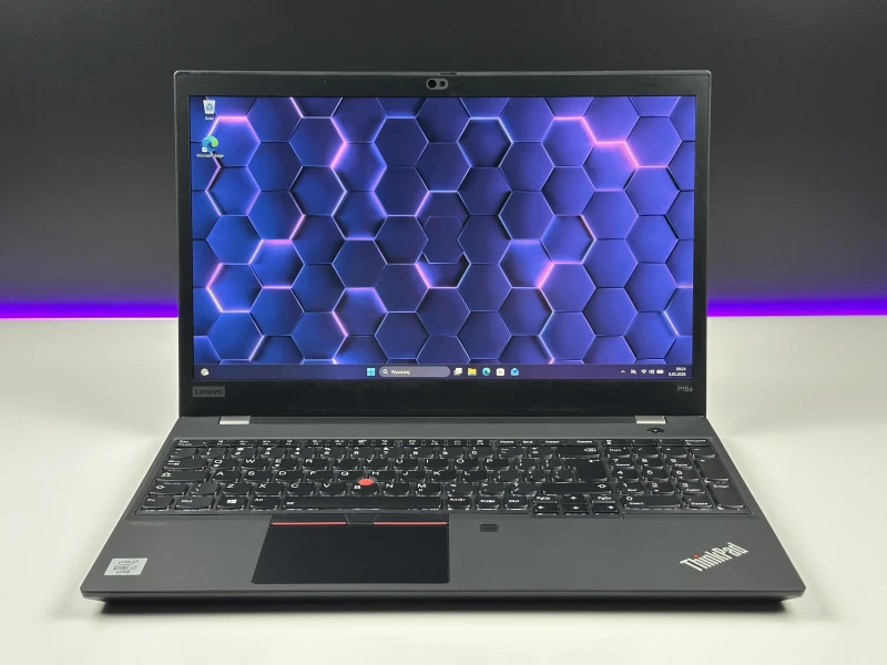 Lenovo ThinkPad P15s Gen 1 - i7-10610U, 15.6" FHD, Quadro P520. Mobilny laptop z LTE do pracy w terenie, łączący wydajność i mobilność.