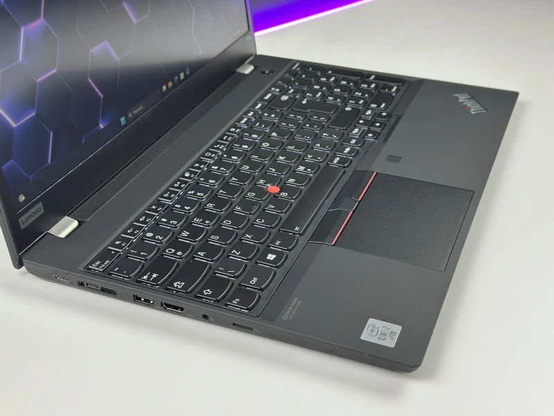 Lenovo ThinkPad P15s Gen 1 - i7-10610U, 15.6" FHD, Quadro P520. Mobilny laptop z LTE do pracy w terenie, łączący wydajność i mobilność.