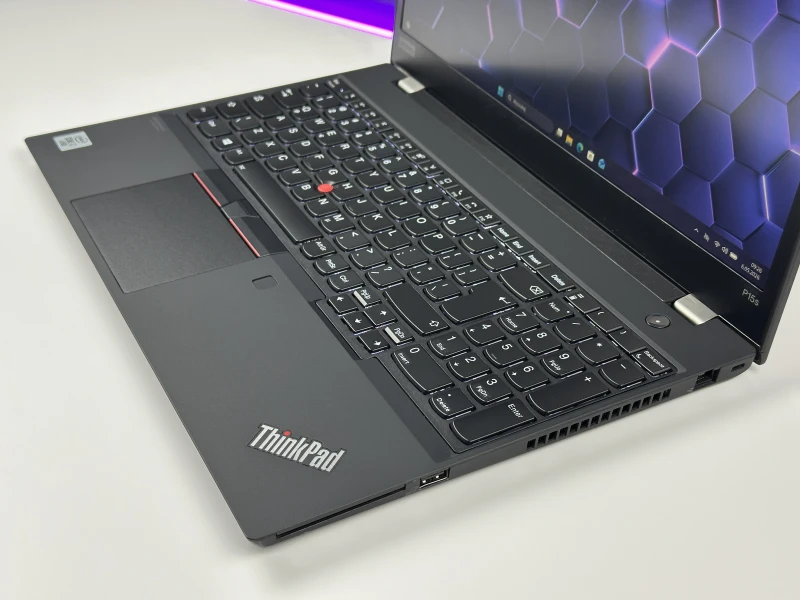 Lenovo ThinkPad P15s Gen 1 - i7-10610U, 15.6" FHD, Quadro P520. Mobilny laptop z LTE do pracy w terenie, łączący wydajność i mobilność.