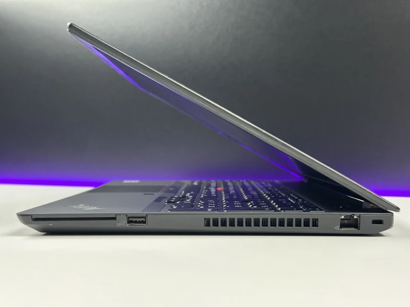 Lenovo ThinkPad P15s Gen 1 - i7-10610U, 15.6" FHD, Quadro P520. Mobilny laptop z LTE do pracy w terenie, łączący wydajność i mobilność.