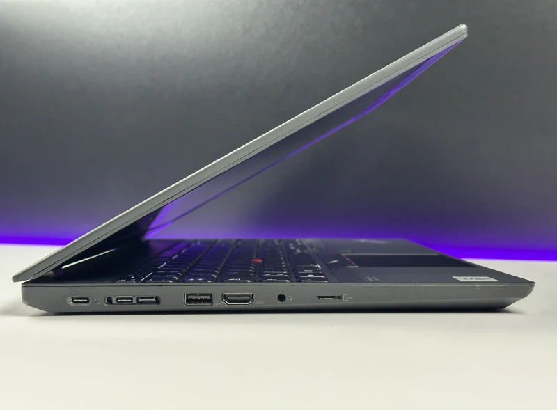 Lenovo ThinkPad P15s Gen 1 - i7-10610U, 15.6" FHD, Quadro P520. Mobilny laptop z LTE do pracy w terenie, łączący wydajność i mobilność.