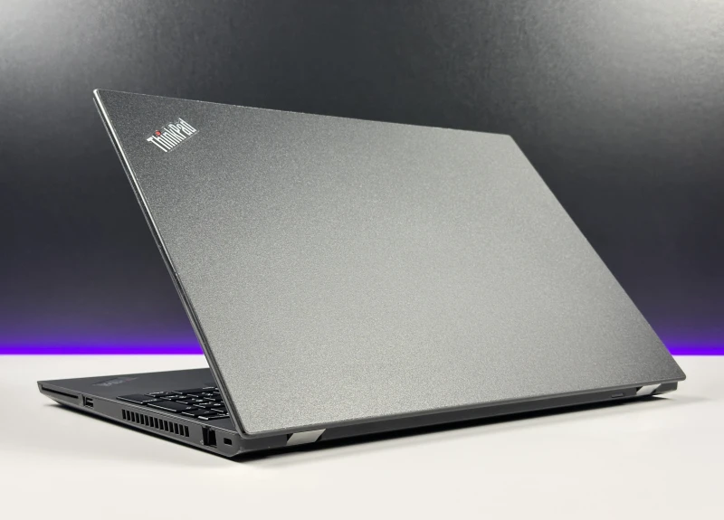 Lenovo ThinkPad P15s Gen 1 - i7-10610U, 15.6" FHD, Quadro P520. Mobilny laptop z LTE do pracy w terenie, łączący wydajność i mobilność.