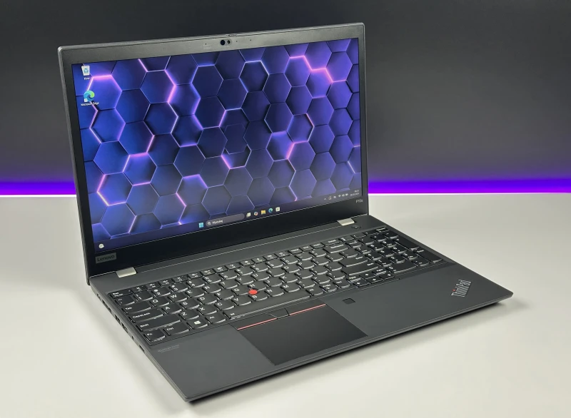 Lenovo ThinkPad P15s Gen 1 i7-10610U, Quadro P520 (2GB), matryca 15,6" FHD – mobilna stacja robocza z klawiaturą US do CAD i pracy technicznej.