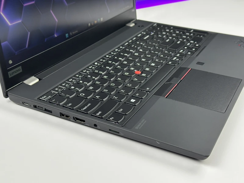 Lenovo ThinkPad P15s Gen 1 i7-10610U, Quadro P520 (2GB), matryca 15,6" FHD – mobilna stacja robocza z klawiaturą US do CAD i pracy technicznej.