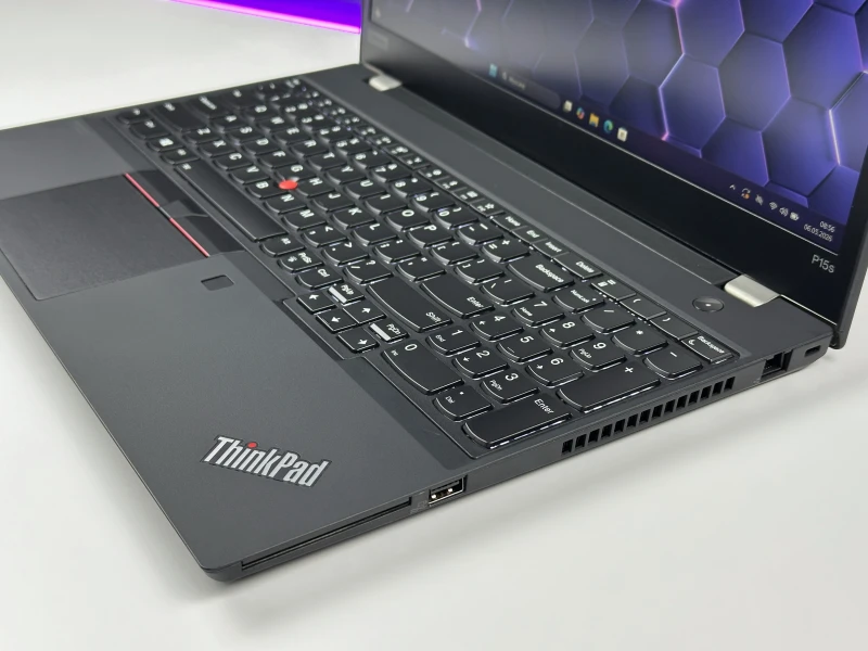 Lenovo ThinkPad P15s Gen 1 i7-10610U, Quadro P520 (2GB), matryca 15,6" FHD – mobilna stacja robocza z klawiaturą US do CAD i pracy technicznej.