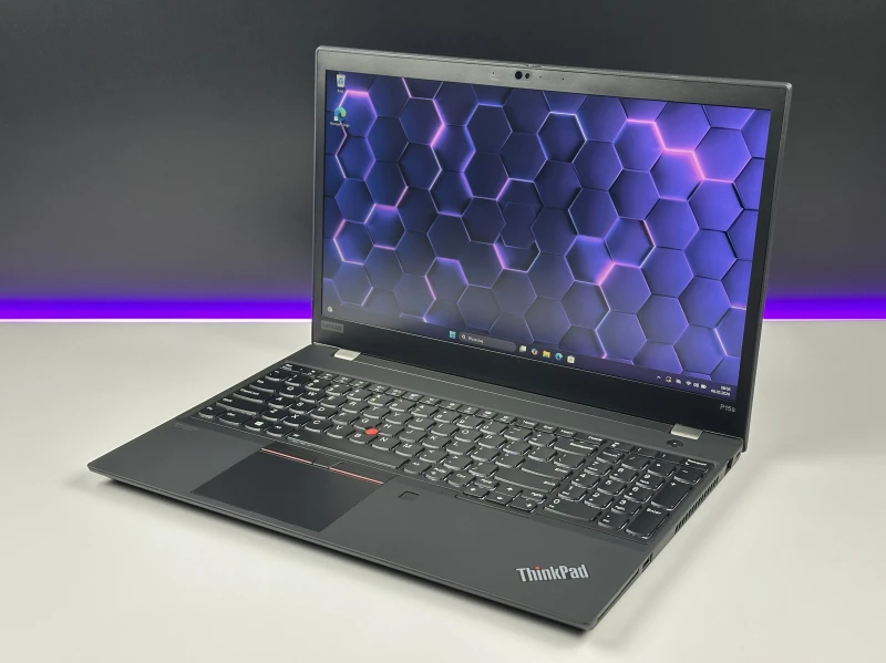 Lenovo ThinkPad P15s Gen 1 i7-10610U, Quadro P520 (2GB), matryca 15,6" FHD – mobilna stacja robocza z klawiaturą US do CAD i pracy technicznej.
