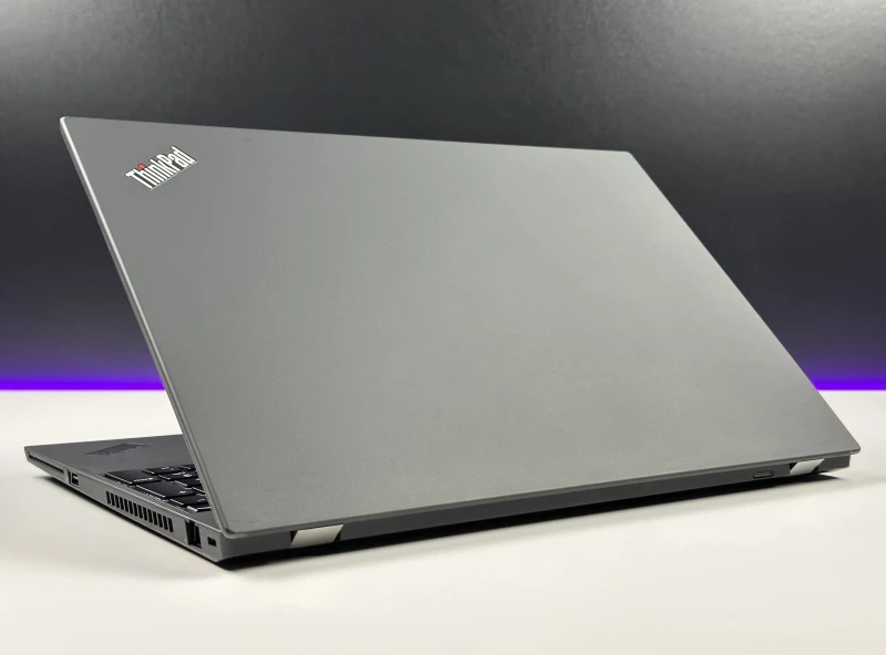 Lenovo ThinkPad P15s Gen 1 i7-10610U, Quadro P520 (2GB), matryca 15,6" FHD – mobilna stacja robocza z klawiaturą US do CAD i pracy technicznej.