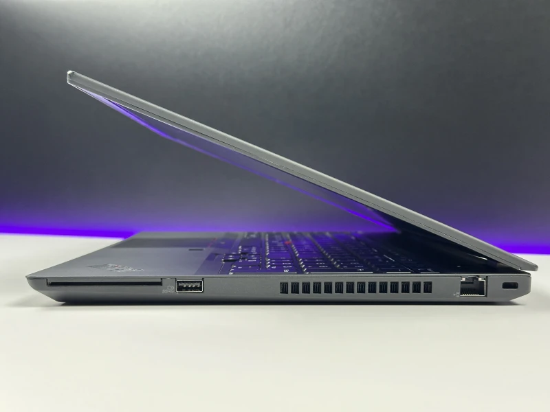 Lenovo ThinkPad P15s Gen 1 i7-10610U, Quadro P520 (2GB), matryca 15,6" FHD – mobilna stacja robocza z klawiaturą US do CAD i pracy technicznej.