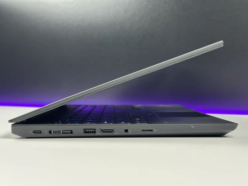 Lenovo ThinkPad P15s Gen 1 i7-10610U, Quadro P520 (2GB), matryca 15,6" FHD – mobilna stacja robocza z klawiaturą US do CAD i pracy technicznej.