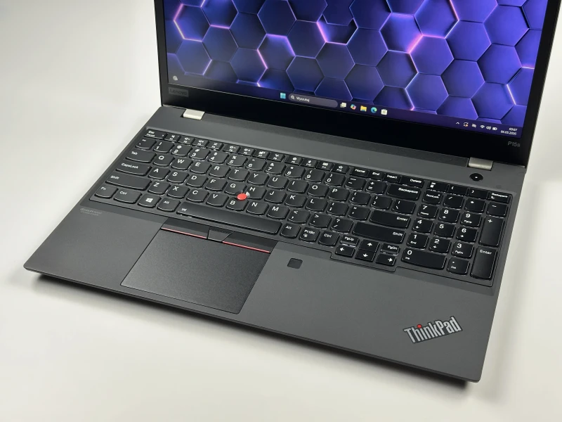 Lenovo ThinkPad P15s Gen 1 i7-10610U, Quadro P520 (2GB), matryca 15,6" FHD – mobilna stacja robocza z klawiaturą US do CAD i pracy technicznej.
