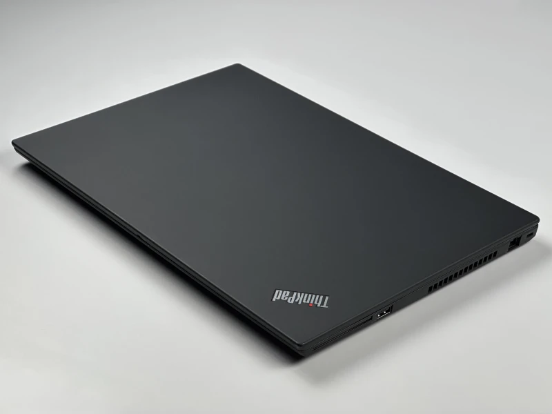 Lenovo ThinkPad P15s Gen 1 i7-10610U, Quadro P520 (2GB), matryca 15,6" FHD – mobilna stacja robocza z klawiaturą US do CAD i pracy technicznej.