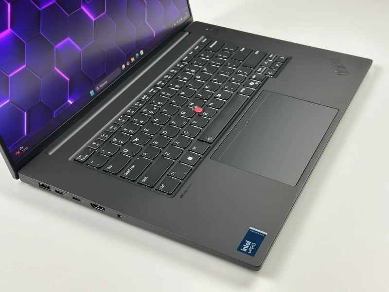 Lenovo ThinkPad P1 Gen 7 procesor Ultra 9 185H, 64GB CAMM2, RTX 2000 Ada, 16" FHD+ – topowa mobilna stacja robocza z Wi-Fi 7 i klawiaturą US.