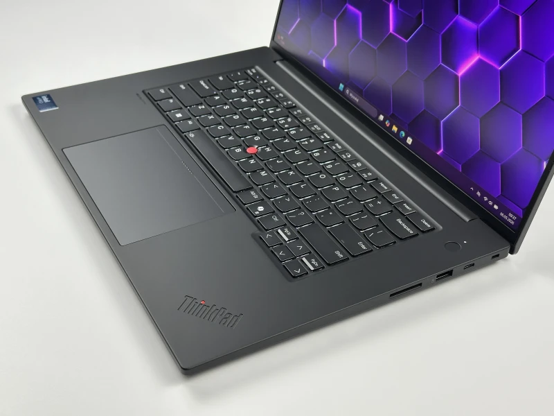 Lenovo ThinkPad P1 Gen 7 procesor Ultra 9 185H, 64GB CAMM2, RTX 2000 Ada, 16" FHD+ – topowa mobilna stacja robocza z Wi-Fi 7 i klawiaturą US.