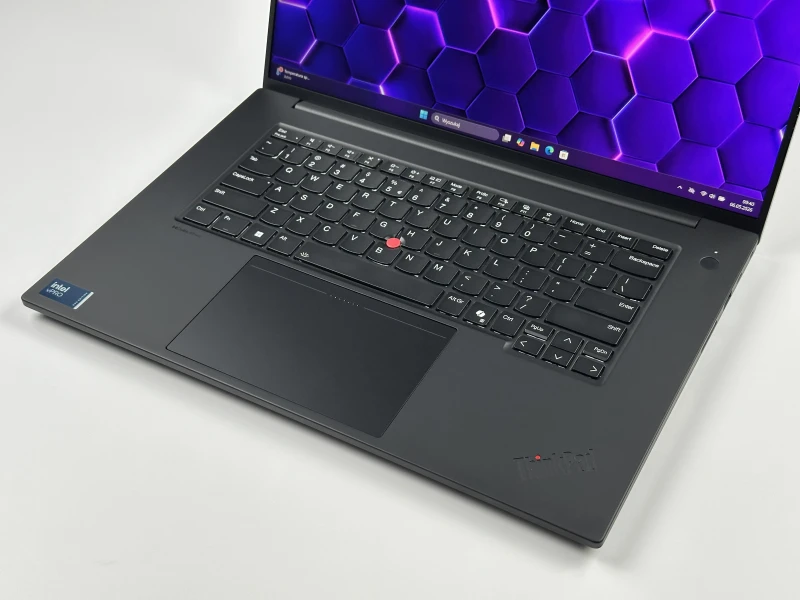 Lenovo ThinkPad P1 Gen 7 procesor Ultra 9 185H, 64GB CAMM2, RTX 2000 Ada, 16" FHD+ – topowa mobilna stacja robocza z Wi-Fi 7 i klawiaturą US.