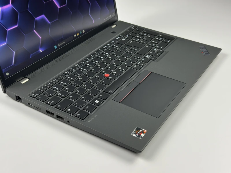 Lenovo ThinkPad T16 Gen 2 - Ryzen 5 7540U, 16" FHD+, LTE. Nowoczesny laptop biznesowy do pracy mobilnej z dużą przestrzenią roboczą.