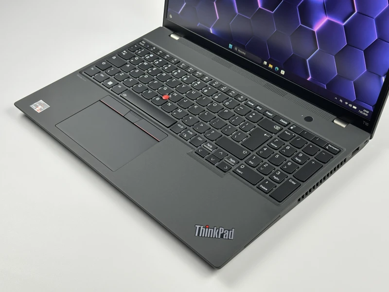 Lenovo ThinkPad T16 Gen 2 - Ryzen 5 7540U, 16" FHD+, LTE. Nowoczesny laptop biznesowy do pracy mobilnej z dużą przestrzenią roboczą.