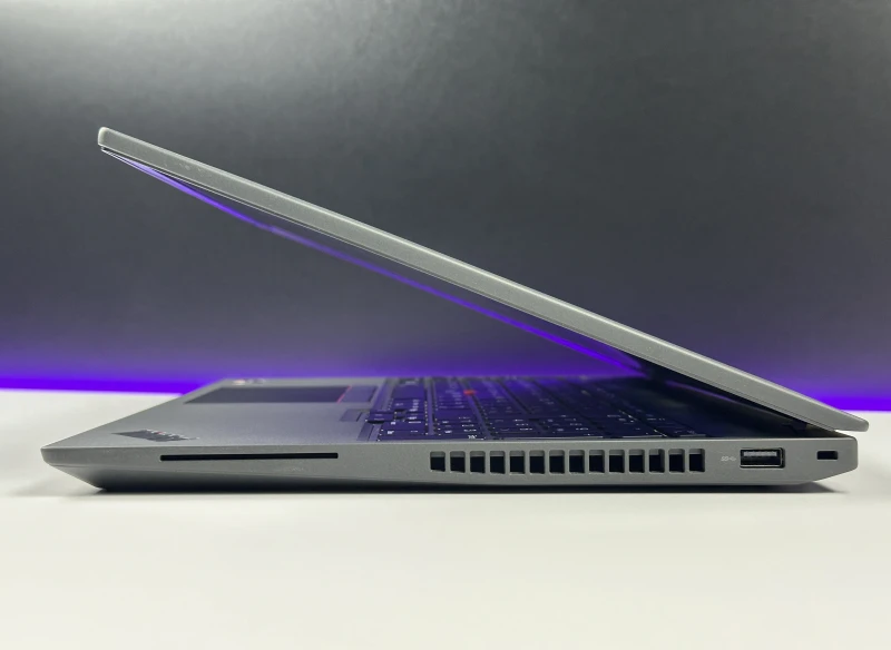 Lenovo ThinkPad T16 Gen 2 - Ryzen 5 7540U, 16" FHD+, LTE. Nowoczesny laptop biznesowy do pracy mobilnej z dużą przestrzenią roboczą.