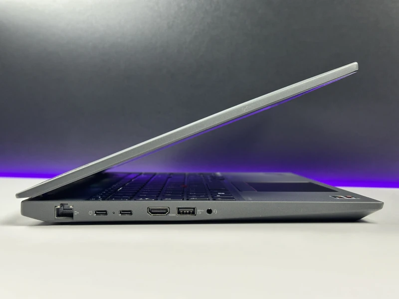 Lenovo ThinkPad T16 Gen 2 - Ryzen 5 7540U, 16" FHD+, LTE. Nowoczesny laptop biznesowy do pracy mobilnej z dużą przestrzenią roboczą.