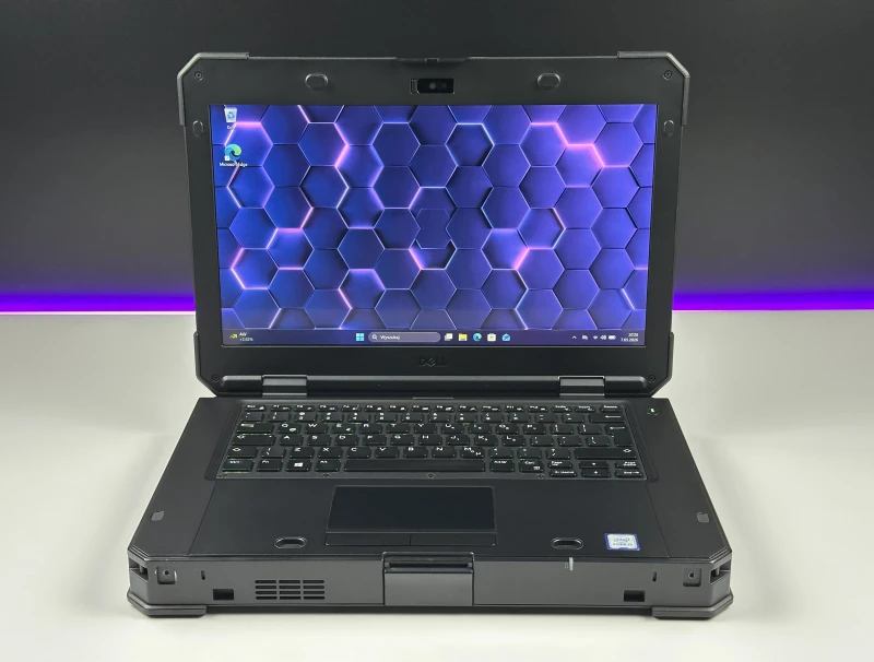 Dell Latitude 5424 Rugged - wytrzymały laptop terenowy z podświetlaną klawiaturą RGB i wzmocnioną obudową odporną na trudne warunki pracy.