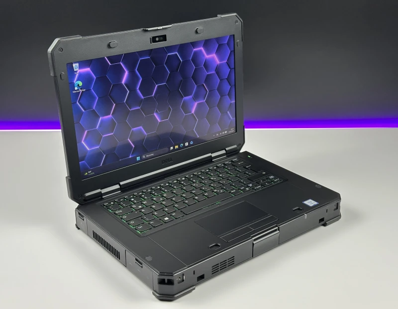 Dell Latitude 5424 Rugged - wytrzymały laptop terenowy z podświetlaną klawiaturą RGB i wzmocnioną obudową odporną na trudne warunki pracy.