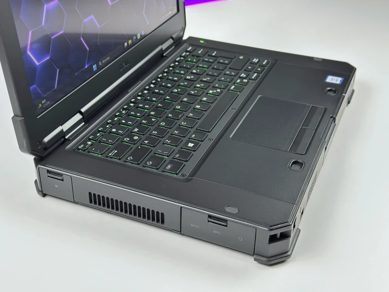 Dell Latitude 5424 Rugged - wytrzymały laptop terenowy z podświetlaną klawiaturą RGB i wzmocnioną obudową odporną na trudne warunki pracy.
