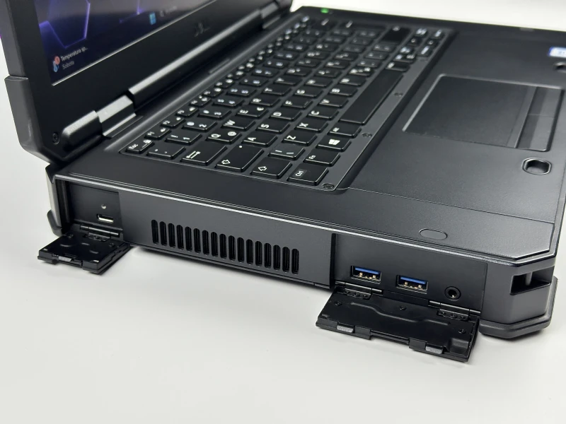 Dell Latitude 5424 Rugged - wytrzymały laptop terenowy z podświetlaną klawiaturą RGB i wzmocnioną obudową odporną na trudne warunki pracy.