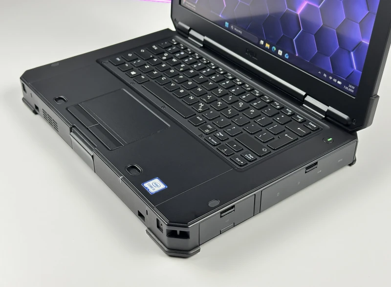 Dell Latitude 5424 Rugged - wytrzymały laptop terenowy z podświetlaną klawiaturą RGB i wzmocnioną obudową odporną na trudne warunki pracy.
