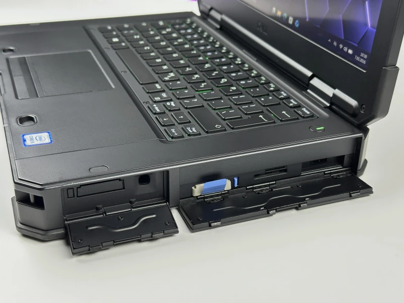 Dell Latitude 5424 Rugged - wytrzymały laptop terenowy z podświetlaną klawiaturą RGB i wzmocnioną obudową odporną na trudne warunki pracy.