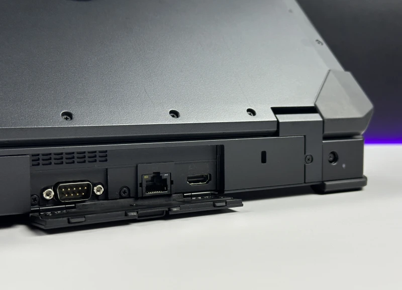 Dell Latitude 5424 Rugged - wytrzymały laptop terenowy z podświetlaną klawiaturą RGB i wzmocnioną obudową odporną na trudne warunki pracy.