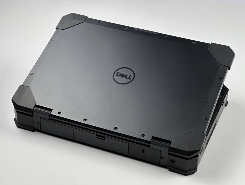 Dell Latitude 5424 Rugged - wytrzymały laptop terenowy z podświetlaną klawiaturą RGB i wzmocnioną obudową odporną na trudne warunki pracy.