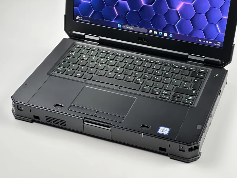 Dell Latitude 5424 Rugged - wytrzymały laptop terenowy z podświetlaną klawiaturą RGB i wzmocnioną obudową odporną na trudne warunki pracy.