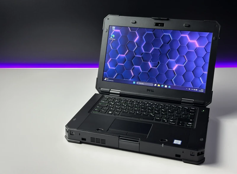 Dell Latitude 5424 Rugged - wytrzymały laptop terenowy z podświetlaną klawiaturą RGB i wzmocnioną obudową odporną na trudne warunki pracy.