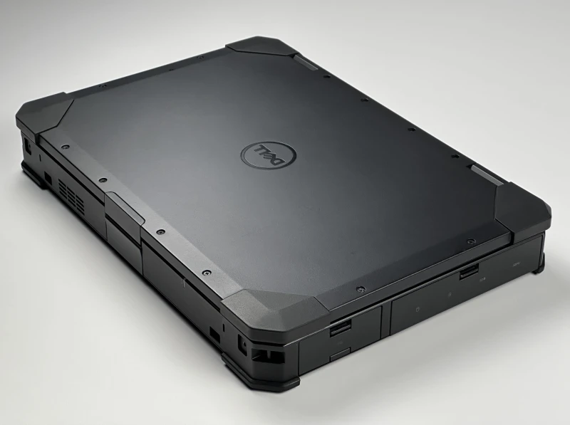 Dell Latitude 5424 Rugged - wytrzymały laptop terenowy z podświetlaną klawiaturą RGB i wzmocnioną obudową odporną na trudne warunki pracy.