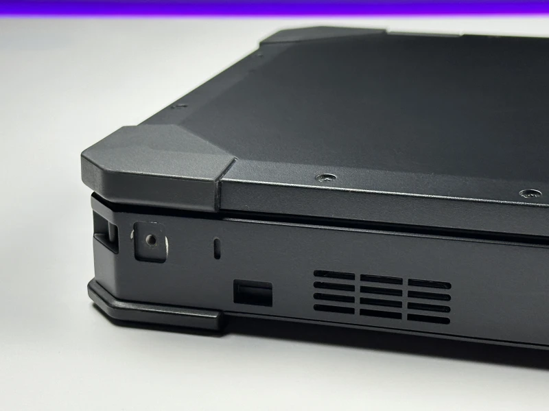 Dell Latitude 5424 Rugged - wytrzymały laptop terenowy z podświetlaną klawiaturą RGB i wzmocnioną obudową odporną na trudne warunki pracy.
