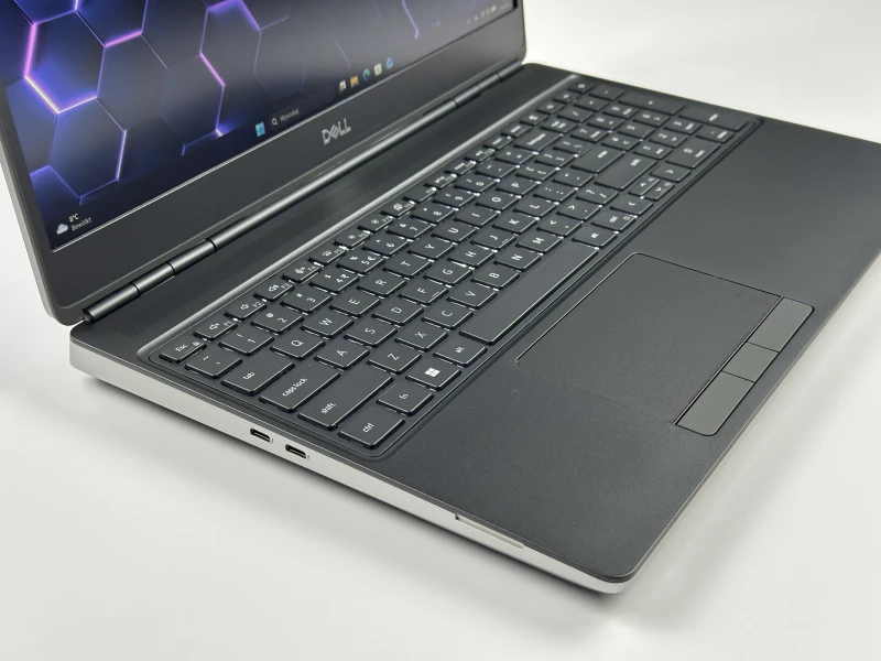 Dell Precision 7560 - i7-11850H, 15.6", RTX A2000. Profesjonalna stacja robocza z klawiaturą US do projektowania i zaawansowanej pracy graficznej.