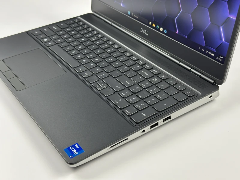 Dell Precision 7560 - i7-11850H, 15.6", RTX A2000. Profesjonalna stacja robocza z klawiaturą US do projektowania i zaawansowanej pracy graficznej.