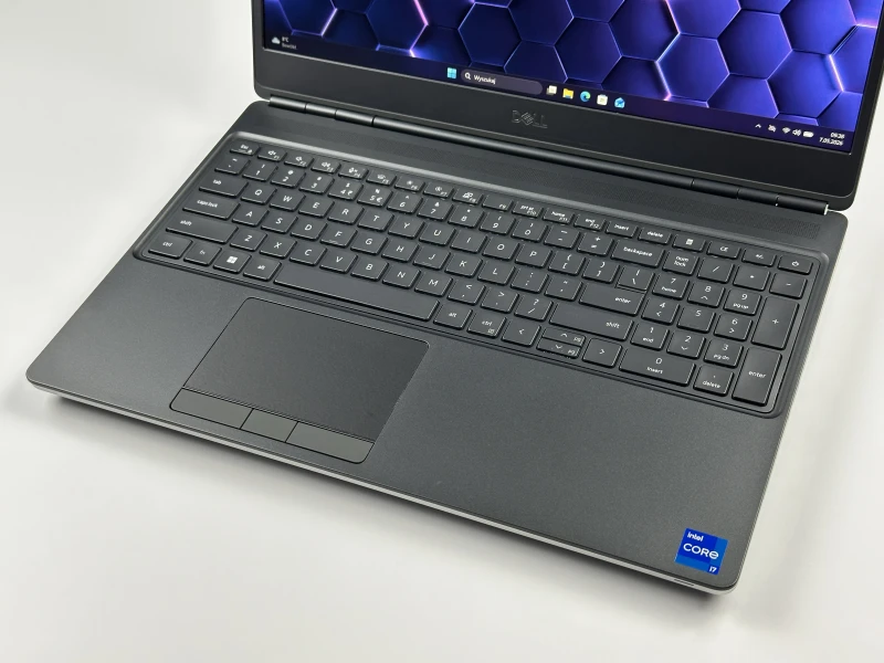 Dell Precision 7560 - i7-11850H, 15.6", RTX A2000. Profesjonalna stacja robocza z klawiaturą US do projektowania i zaawansowanej pracy graficznej.