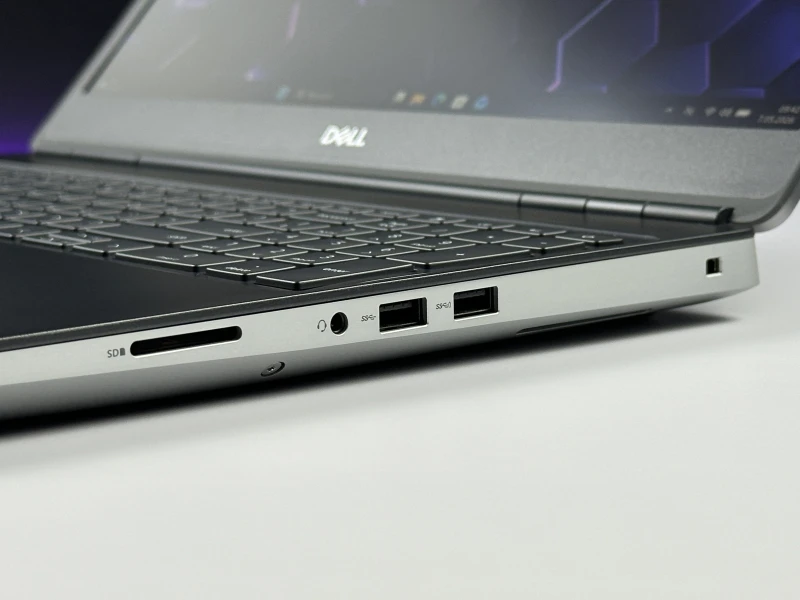 Dell Precision 7560 - i7-11850H, 15.6", RTX A2000. Profesjonalna stacja robocza z klawiaturą US do projektowania i zaawansowanej pracy graficznej.