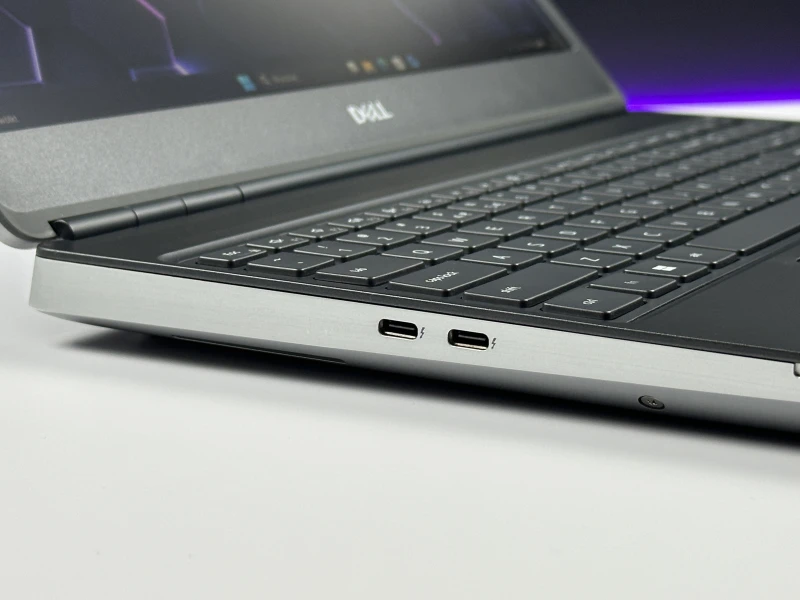 Dell Precision 7560 - i7-11850H, 15.6", RTX A2000. Profesjonalna stacja robocza z klawiaturą US do projektowania i zaawansowanej pracy graficznej.