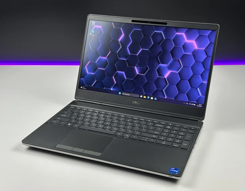 Dell Precision 7560 - i7-11850H, 15.6", RTX A2000. Profesjonalna stacja robocza z klawiaturą US do projektowania i zaawansowanej pracy graficznej.