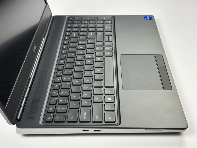 Dell Precision 7560 - i7-11850H, 15.6", RTX A2000. Profesjonalna stacja robocza z klawiaturą US do projektowania i zaawansowanej pracy graficznej.