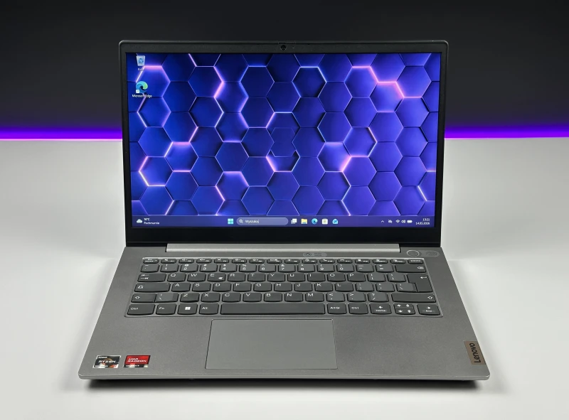 Lenovo ThinkBook 14 G3 ACL - procesor Ryzen 7 5700U, 36GB/512GB – wydajny laptop biznesowy z Radeon Graphics i czytnikiem linii papilarnych.