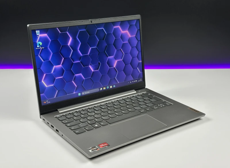 Lenovo ThinkBook 14 G3 ACL - procesor Ryzen 7 5700U, 36GB/512GB – wydajny laptop biznesowy z Radeon Graphics i czytnikiem linii papilarnych.