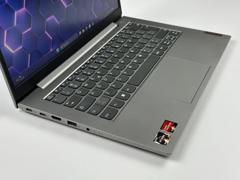 Lenovo ThinkBook 14 G3 ACL - procesor Ryzen 7 5700U, 36GB/512GB – wydajny laptop biznesowy z Radeon Graphics i czytnikiem linii papilarnych.