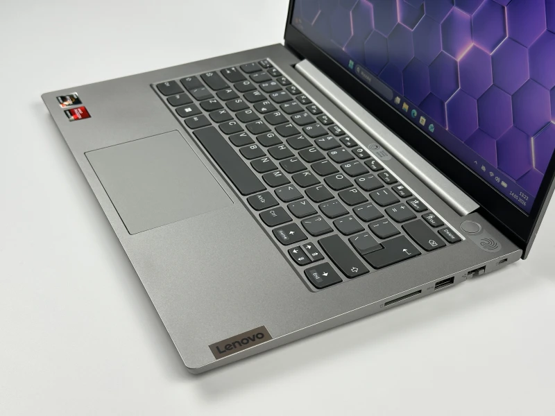 Lenovo ThinkBook 14 G3 ACL - procesor Ryzen 7 5700U, 36GB/512GB – wydajny laptop biznesowy z Radeon Graphics i czytnikiem linii papilarnych.